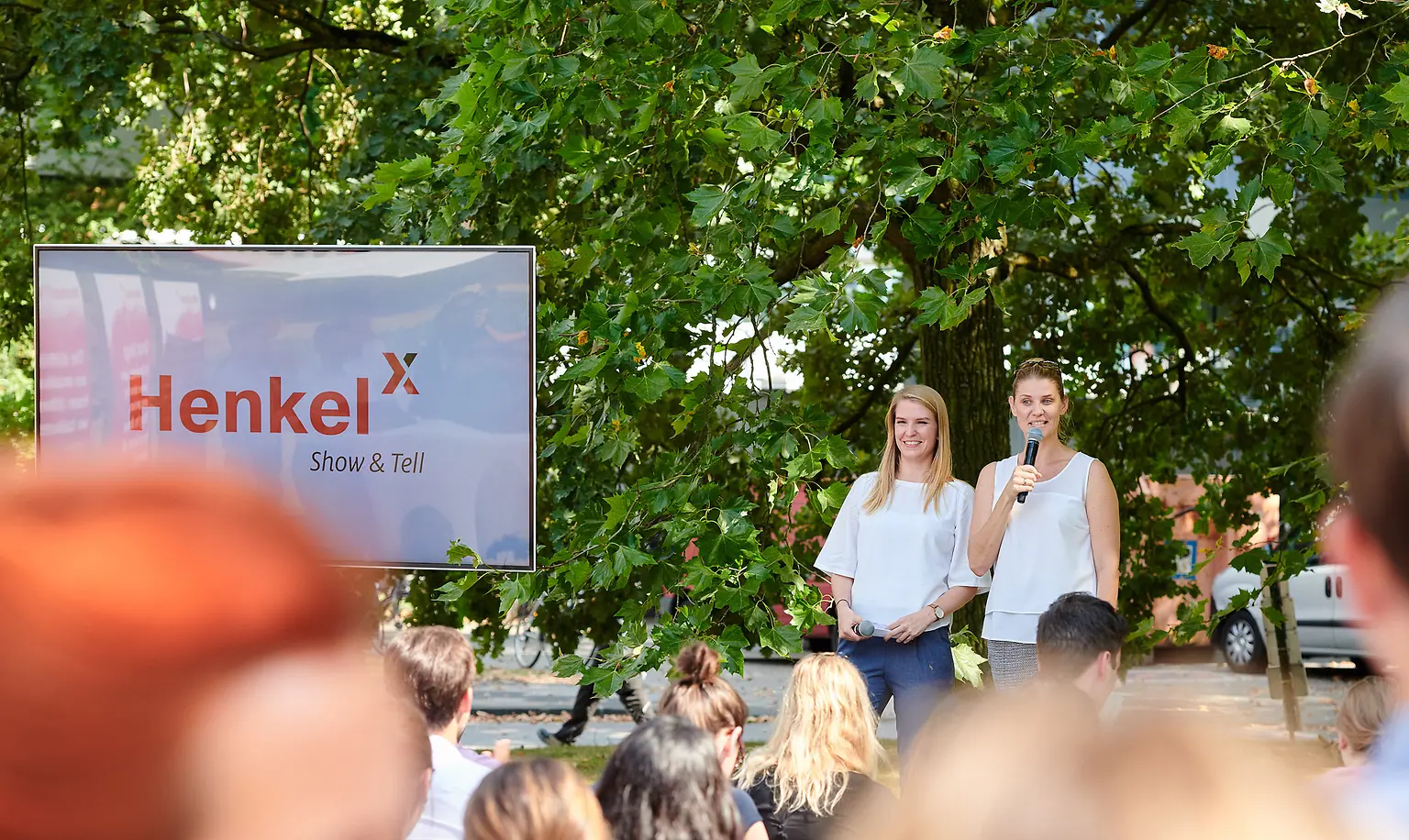Mit ihrer Kollegin Salima Douven (r.) moderiert Annika ein Event